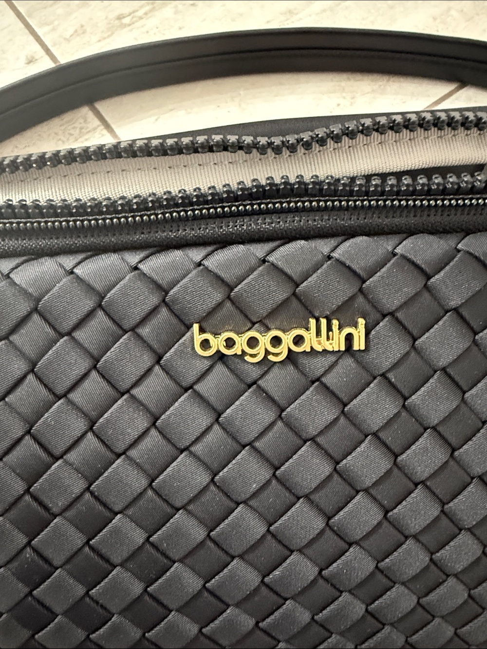Baggallini Black Woven Crossbody Belt Bag with Gold Hardware ..nwt .. authentic - Picture 2 of 9